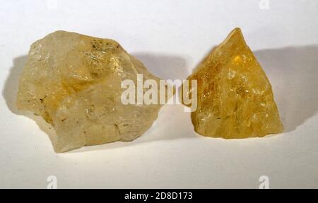 Deux morceaux de citrine, une variante jaune de Quarz mant pour soutenir la richesse et la psrosperité. Banque D'Images