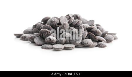 Lentilles au chocolat noir isolées sur fond blanc. Banque D'Images