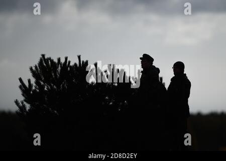 29 octobre 2020, Saxe-Anhalt, Letzlingen: Les soldats observent l'avancement de la manœuvre 'Heidesturm 2020' derrière un buisson sur le terrain du centre d'entraînement de combat de la zone d'entraînement militaire Altmark. Actuellement, 800 soldats du Panzerlehrbataillon 93 de Basse-Saxe y sont en train de s'y entraîner tandis qu'un total de 1100 sont dans le Centre d'entraînement au combat. L'exercice se poursuivra jusqu'au début du mois de novembre. En janvier, le Panzerlehrbataillon 93 se déplacera en Lituanie dans le cadre de la mission de l'OTAN « présence avancée renforcée ». Là, le bataillon sera déployé en tant qu'unité principale de l'allemand Banque D'Images