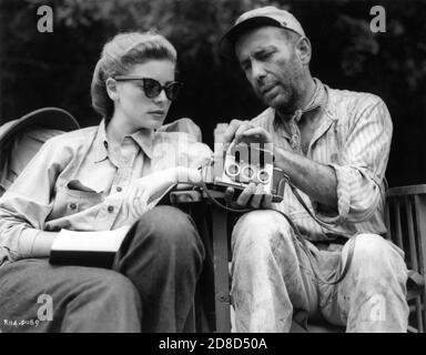 LAUREN BACALL et HUMPHREY BOGART vérifient leur caméra 3D sur un site établi candid en Afrique lors du tournage du ROMAN de la REINE AFRICAINE John HUSTON 1951, C.S. Forester scénario James Agee et John Huston Royaume-Uni - Etats-Unis co-production Romulus films / Horizon Pictures / Independent film Distributors (IFD) / United Artists Banque D'Images