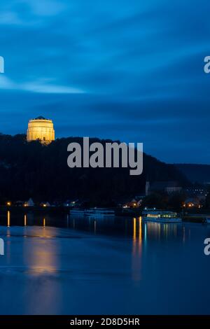 Blick von der Maximiliansbrücke über die Donau zur Befreiungshalle in Kelheim dans Niederbayern zur blauen Stunde Banque D'Images