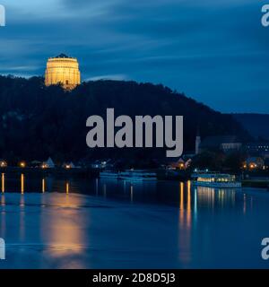 Blick von der Maximiliansbrücke über die Donau zur Befreiungshalle in Kelheim dans Niederbayern zur blauen Stunde Banque D'Images