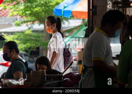 Kuala Lumpur, Malaisie. 29 octobre 2020. Des personnes portant des masques sont vues à Kuala Lumpur, Malaisie, 29 octobre 2020. La Malaisie a signalé 649 nouvelles infections à COVID-19, a déclaré le ministère de la Santé jeudi, portant le total national à 30,090. Credit: Chong Voon Chung/Xinhua/Alay Live News Banque D'Images