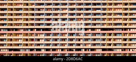 Sylt, Allemagne, septembre 5., 2020: Vue frontale d'un grand gratte-ciel monotone avec de petits appartements de vacances pour les visiteurs de l'île de Sylt, Germa Banque D'Images