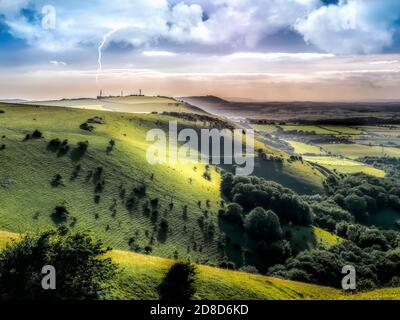 Vue lointaine sur Devils Dyke la South Downs Way Sussex d'un éclair frappant les bâtiments en arrière-plan, prise le 11th juillet 2015 Banque D'Images