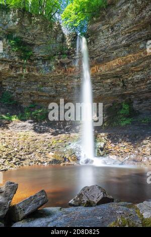 Chute d'eau Hardraw Force, la plus haute chute d'eau ininterrompue d'Angleterre, près de Hawes, Wensleydale, Angleterre, Royaume-Uni Banque D'Images