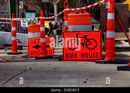 Panneau de rue orange indiquant un itinéraire de détour en vélo pendant la route extérieure travaux de construction Banque D'Images