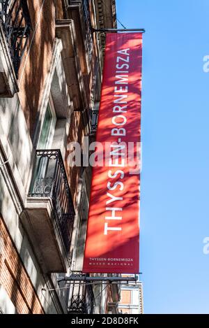 Madrid, Espagne - 11 octobre 2020 : galerie d'art Thyssen-Bornemisza sur le boulevard du Prado. Bannière rouge Banque D'Images