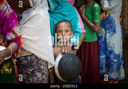 Les réfugiés de Rohingya attendent la distribution de nourriture au centre de transit de Kutupalong . Plus de 650,000 Rohingya ont traversé la frontière avec le Bangladesh depuis août dernier, fuyant les violences du 16 avril 2018 à Cox's Bazar, au Bangladesh. Banque D'Images