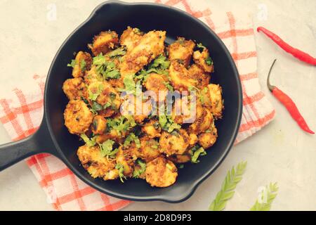 Remuez les racines de taro frites. Arbi ki sabji, Taro racines masala curry. Arbi Masala. Garniture à la coriandre, au piment rouge et aux feuilles de curry. Espace pour les copies. Banque D'Images