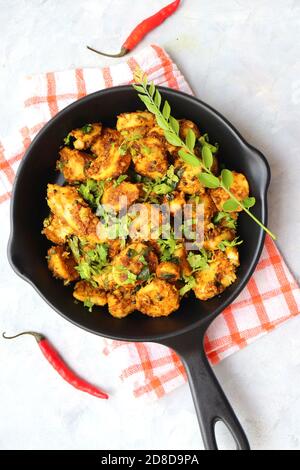 Remuez les racines de taro frites. Arbi ki sabji, Taro racines masala curry. Arbi Masala. Garniture à la coriandre, au piment rouge et aux feuilles de curry. Espace pour les copies. Banque D'Images