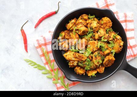 Remuez les racines de taro frites. Arbi ki sabji, Taro racines masala curry. Arbi Masala. Garniture à la coriandre, au piment rouge et aux feuilles de curry. Espace pour les copies. Banque D'Images