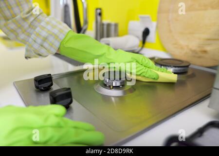 Gros plan de la table de cuisson de femme pour le lavage des mains d'une cuisinière à gaz Banque D'Images