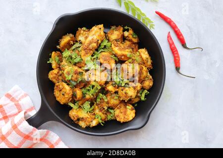 Remuez les racines de taro frites. Arbi ki sabji, Taro racines masala curry. Arbi Masala. Garniture à la coriandre, au piment rouge et aux feuilles de curry. Espace pour les copies. Banque D'Images