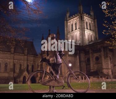 Edward Elgar devant la cathédrale de Hereford Banque D'Images