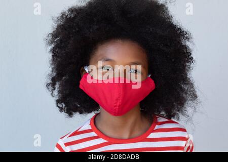 Portrait d'une fille portant un masque facial Banque D'Images