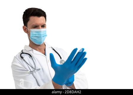 Médecin de sexe masculin dans un masque facial portant des gants de protection contre le blanc arrière-plan Banque D'Images