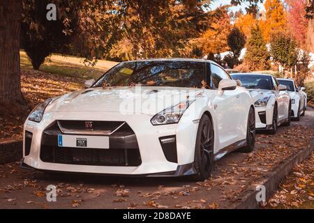 Vallines, Cantabrie, Espagne - 23 octobre 2020 : Nissan GT-R blanc garée lors d'une exposition de véhicules super sportifs organisée en Cantabrie. Nissan G. Banque D'Images