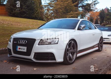 Vallines, Cantabrie, Espagne - 23 octobre 2020 : Audi blanche RS5 garée lors d'une exposition de véhicules super sportifs organisée en Cantabrie. L'Audi RS Banque D'Images