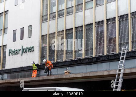 Londres, Royaume-Uni. 29 octobre 2020. Les ouvriers installent les lumières de Noël à l'extérieur du grand magasin Peter Jones de Sloane Square. Le magasin fait partie du groupe John Lewis, dont le magasin phare d'Oxford Street a reçu l'autorisation de transformer la moitié du bâtiment en bureaux alors que l'entreprise subit un plan de restructuration pour enrayer une baisse des performances de l'entreprise pendant la pandémie de coronavirus en cours. En outre, le personnel ne sera pas payé sa prime annuelle pour la première fois depuis 1953. Credit: Stephen Chung / Alamy Live News Banque D'Images