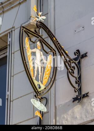 Panneau suspendu au-dessus de la boulangerie à Loches, Indre-et-Loire, France. Banque D'Images