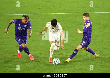 Orlando, Floride, États-Unis. 28 octobre 2020. Le milieu de terrain d'Atlanta United Marcelino Moreno #10 tentative de courir à côté des joueurs d'Orlando City Junio Urso #11 et Chris Mueller #9 au stade d'Explora à Orlando Florida USA le mercredi 28 octobre 2020. Crédit photo: Marty Jean-Louis crédit: Marty Jean-Louis/Alamy Live News Banque D'Images
