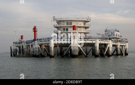 Yantai, Chine. 29 octobre 2020. Yantai, Chine. 29 octobre 2020. Le Genghai No 1, première plateforme marine écologique de la Chine, est ancré au large de la côte de Yantai, dans la province de Shandong, le jeudi 29 octobre 2020. Le nouveau complexe intelligent utilise l'intelligence artificielle, l'énergie propre, les communications 5G, les big data, les robots de patrouille sous-marins et est équipé d'un système automatique de surveillance de l'environnement et de prévention des collisions de navires. Il sert de plate-forme complète pour l'élevage du poisson, le tourisme, la biologie marine et la recherche. Crédit : UPI/Alay Live News Banque D'Images