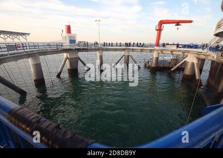 Yantai, Chine. 29 octobre 2020. Yantai, Chine. 29 octobre 2020. Les touristes visitent le Genghai no 1, la première plate-forme écologique de ranch marin de Chine, ancré au large de la côte de Yantai, dans la province de Shandong, le jeudi 29 octobre 2020. Le nouveau complexe intelligent utilise l'intelligence artificielle, l'énergie propre, les communications 5G, les big data, les robots de patrouille sous-marins et est équipé d'un système automatique de surveillance de l'environnement et de prévention des collisions de navires. Il sert de plate-forme complète pour l'élevage du poisson, le tourisme, la biologie marine et la recherche. Crédit : UPI/Alay Live News Banque D'Images