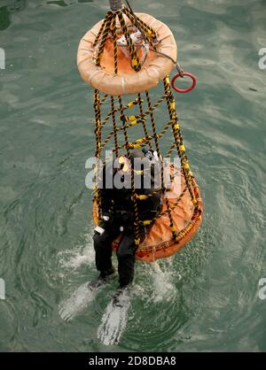 Yantai, Chine. 29 octobre 2020. Un plongeur termine le nettoyage des filets entourant le Genghai No 1, la première plate-forme écologique de ranch marin de Chine, ancré au large de la côte de Yantai, province de Shandong, le jeudi 29 octobre 2020. Le nouveau complexe intelligent utilise l'intelligence artificielle, l'énergie propre, les communications 5G, les big data, les robots de patrouille sous-marins et est équipé d'un système automatique de surveillance de l'environnement et de prévention des collisions de navires. Il sert de plate-forme complète pour l'élevage du poisson, le tourisme, la biologie marine et la recherche. Crédit : UPI/Alay Live News Banque D'Images