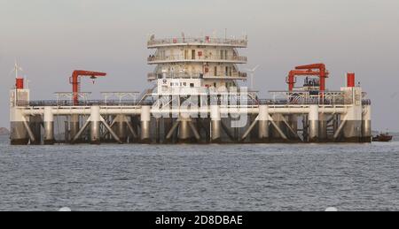 Yantai, Chine. 29 octobre 2020. Yantai, Chine. 29 octobre 2020. Le Genghai No 1, première plateforme marine écologique de la Chine, est ancré au large de la côte de Yantai, dans la province de Shandong, le jeudi 29 octobre 2020. Le nouveau complexe intelligent utilise l'intelligence artificielle, l'énergie propre, les communications 5G, les big data, les robots de patrouille sous-marins et est équipé d'un système automatique de surveillance de l'environnement et de prévention des collisions de navires. Il sert de plate-forme complète pour l'élevage du poisson, le tourisme, la biologie marine et la recherche. Crédit : UPI/Alay Live News Banque D'Images