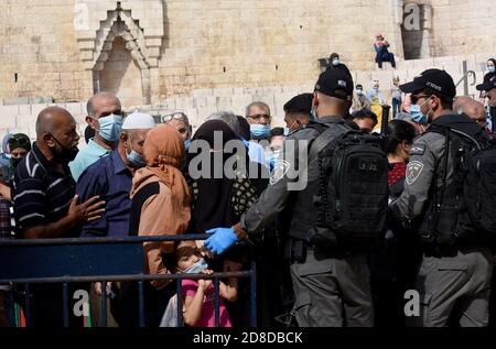 Jérusalem, Israël. 29 octobre 2020. La police israélienne des frontières empêche les musulmans palestiniens d'entrer dans la vieille ville de Jérusalem pour célébrer l'anniversaire du prophète Mahomet le jeudi 29 octobre 2020. Photo par Debbie Hill/UPI crédit: UPI/Alay Live News