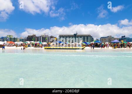 CABO FRIO, RIO DE JANEIRO, BRÉSIL - 26 DÉCEMBRE 2019 : vue panoramique sur la plage de Praia do forte dans la ville. Sable blanc, eau claire et transparente de Banque D'Images