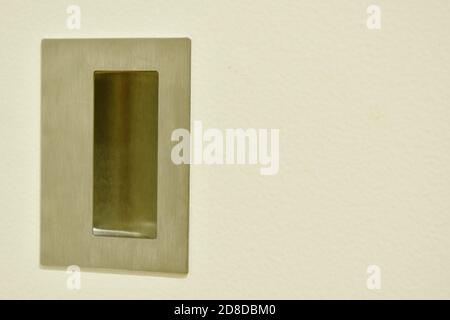 poignée en acier inoxydable de porte coulissante blanche dans la maison Banque D'Images