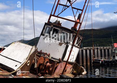 Un Trawler abandonné se trouve sur la plage d'Ardgour, sur les rives du Loch Linnhe en Écosse Banque D'Images