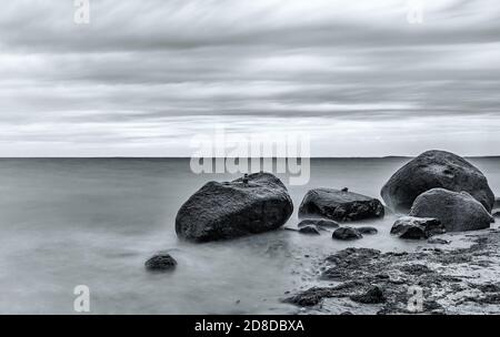 Rochers sur un paysage de rivage de la mer baltique de Rügen Banque D'Images