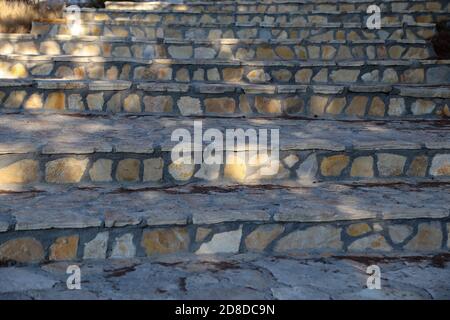 Gros plan des escaliers extérieurs en pierres naturelles pavées Banque D'Images