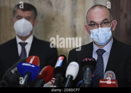 Prague, République tchèque. 29 octobre 2020. Le Premier ministre tchèque Andrej Babis, à gauche, a inauguré le nouveau ministre de la Santé Jan Blatny, à droite, en remplacement de Roman Prymula, le 29 octobre 2020, à Prague, en République tchèque. Crédit : Ondrej Deml/CTK photo/Alay Live News Banque D'Images