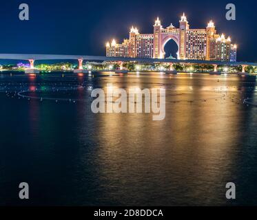 Atlantis, hôtel cinq étoiles populaire à Dubaï, eau de nuit. Le monorail menant à l'hôtel peut également être vu sur la photo. Extérieur. Banque D'Images