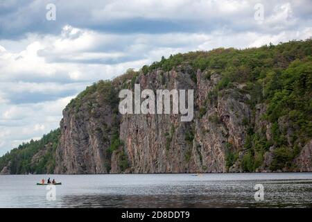 Les gens nagent dans le lac Mazinaw au parc provincial bon Echo de Kaladar, en Ontario, le mercredi 15 juillet 2020. Banque D'Images