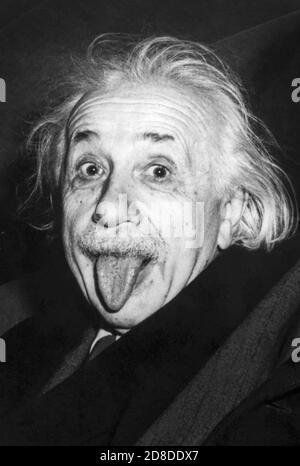 Photo iconique d'Albert Einstein en tirant sa langue à l'occasion de son 72e anniversaire de fête à l'Université de Princeton le 14 mars 1951. (Photo d'Arthur Sasse) Banque D'Images