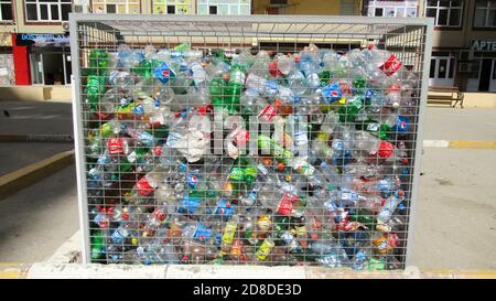 Bakou, Azerbaïdjan, juillet 5 2020 : bouteilles en plastique dans la corbeille Banque D'Images