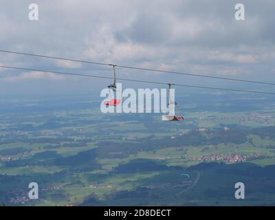 Télésiège dans les alpes bavaroises en période de changement climatique Et Covid-19 avec chaises rouges vides Banque D'Images