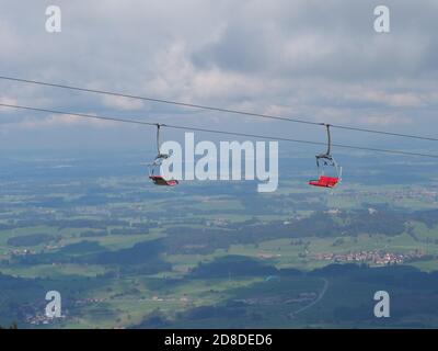 Télésiège dans les alpes bavaroises en période de changement climatique Et Covid-19 avec chaises rouges vides Banque D'Images