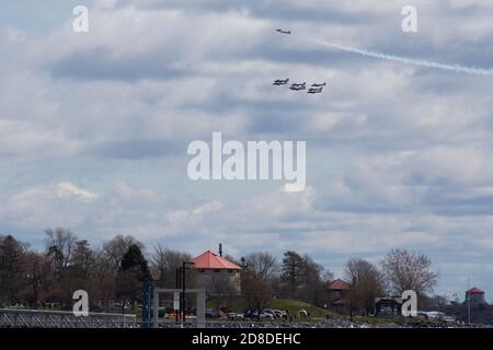 Le vendredi 8 mai 2020, les Snowbirds se sont spectacle au-dessus de Kingston, en Ontario. Banque D'Images