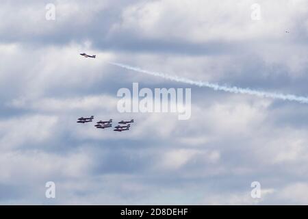 Le vendredi 8 mai 2020, les Snowbirds se sont spectacle au-dessus de Kingston, en Ontario. Banque D'Images