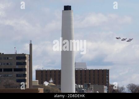 Le vendredi 8 mai 2020, les Snowbirds se sont spectacle au-dessus de Kingston, en Ontario. Banque D'Images