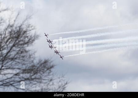 Le vendredi 8 mai 2020, les Snowbirds se sont spectacle au-dessus de Kingston, en Ontario. Banque D'Images