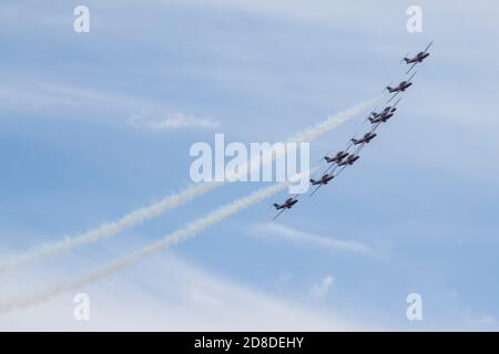 Le vendredi 8 mai 2020, les Snowbirds se sont spectacle au-dessus de Kingston, en Ontario. Banque D'Images