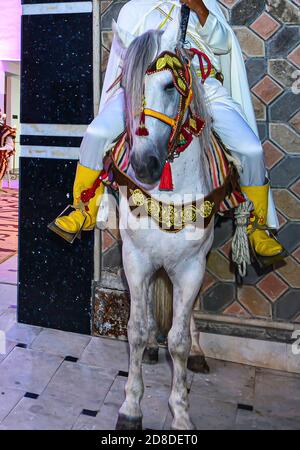 Cheval Rider portant des accessoires marocains traditionnels pour le jeu Gunpoudreuse Ou ( -Tbourida- en arabe ) Qui est une exposition traditionnelle a célébré moi Banque D'Images