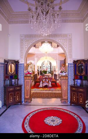 Intérieur d'une chambre à la décoration orientale, style marocain dans la salle de séjour. Style marocain dans la salle de séjour Banque D'Images